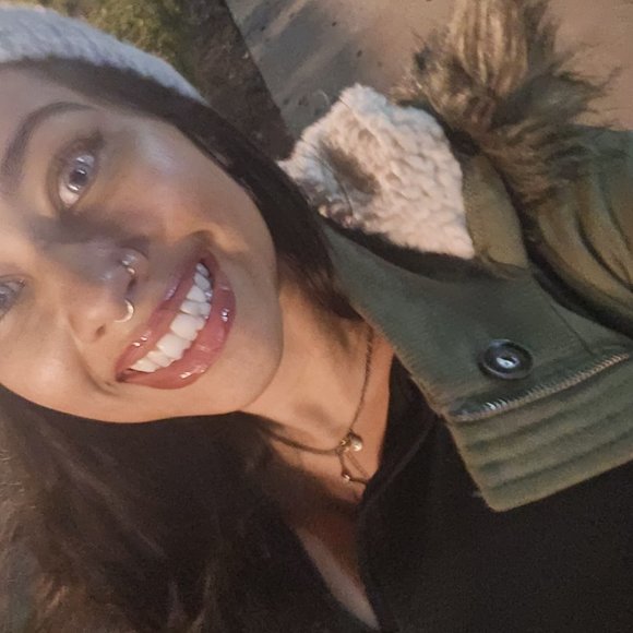 Meet your Posher, Aurora - Picture 2 of 2